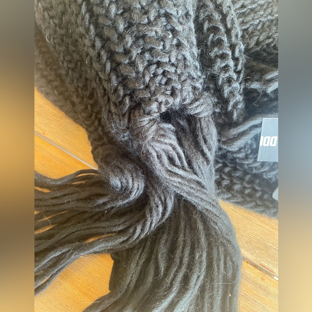 Steve Madden Scarf Black Chunky Knitted Fringe Solid - Black One SIze - Picture 3 of 3
